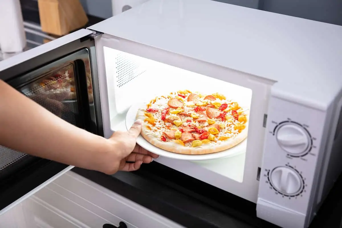 can you microwave oven pizza - Can I cook an oven pizza in the microwave