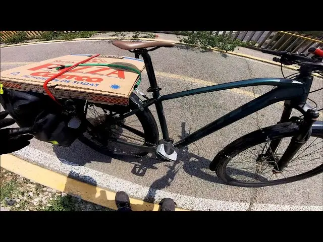 como llevar una pizza en bicicleta - Cómo llevar la mochila en la bicicleta
