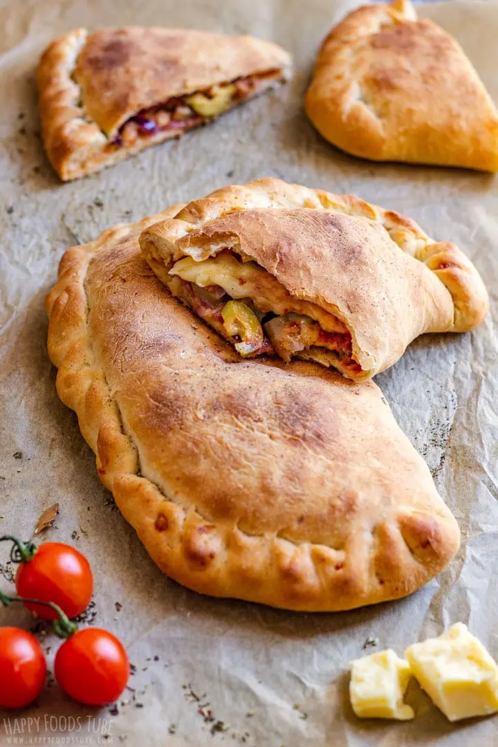 closed pizza name - What is a calzone vs pizza