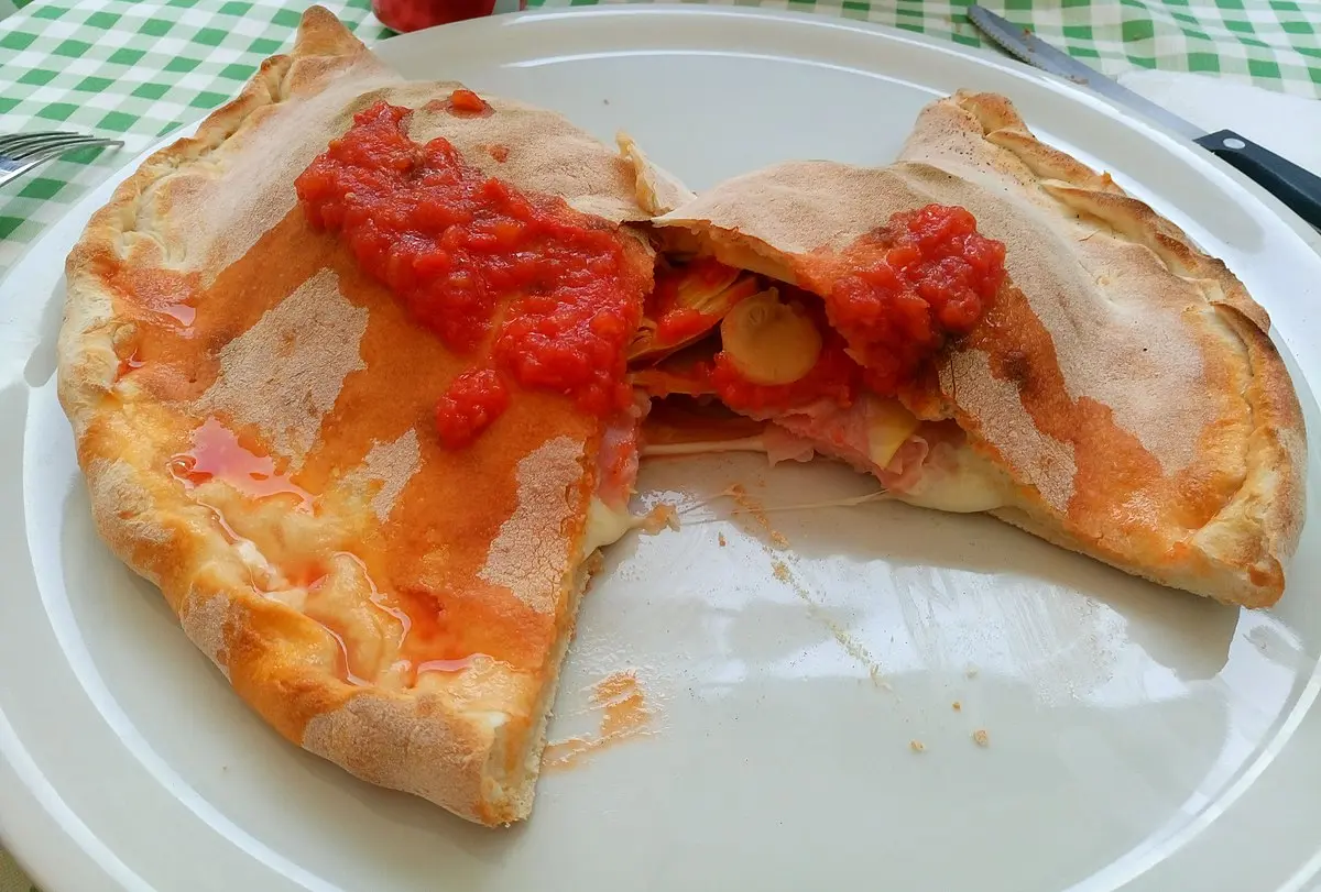 cheese filled pizza - What is a stuffed pizza called